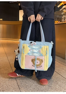 Détail du sac cabas en nylon multicolore avec imprimé ours mignon et breloques en peluche