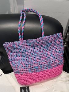 Sac fourre-tout en paille tissé à la main aux couleurs rose et bleu pour les vacances