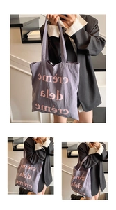 Détail du sac cabas en toile violette avec texte imprimé et grand volume intérieur