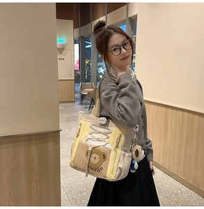 Mannequin asiatique portant un sac cabas en toile avec ours et patchwork jaune vif