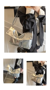 Détail du sac fourre-tout argenté avec breloque papillon et cordon tressé déco