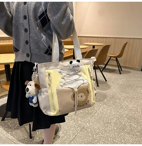 Détail du sac fourre-tout en toile avec motif d'ours mignon et pendentif panda en peluche