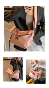 Sac à bandoulière en cuir verni rose avec fermoir papillon et détail de fermeture éclair
