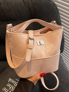 Borsa a secchiello rosa trapuntata con chiusura a scatto e tracolla regolabile