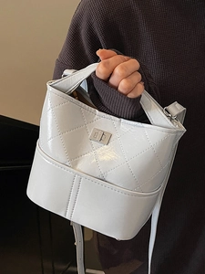 Borsa a secchiello trapuntata in pelle sintetica grigio chiaro con chiusura in metallo
