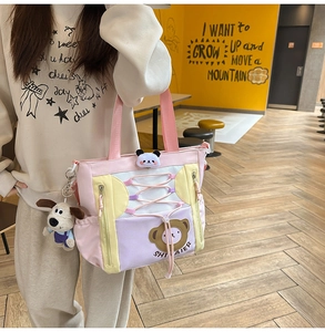 Détail du sac cabas en toile multicolore avec motif d'ours mignon et breloque peluche