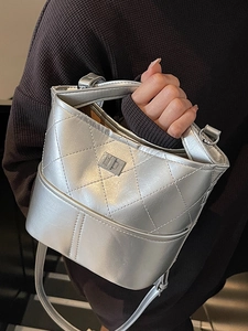 Borsa a secchiello trapuntata argento con finitura metallica e chiusura a girello