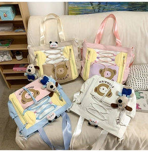 Vue détaillée de grands sacs en toile de dessin animé en quatre couleurs avec pendentifs