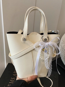 Sac seau en cuir ciré brillant blanc crème avec breloque nœud en dentelle et perles