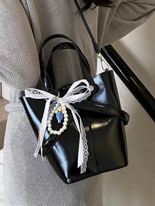 Sac seau noir brillant en cuir ciré avec nœud en dentelle et breloque en perles