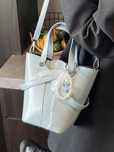 Sac seau en cuir bleu clair avec nœud en dentelle et pendentif perle pour femme