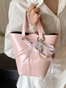 Sac seau en cuir ciré rose avec nœud en dentelle et pendentif en perles élégant