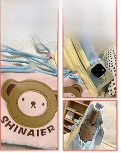 Vue détaillée du sac cabas en toile montrant poche latérale, zip et broderie d'ours