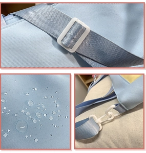 Détails du tissu bleu clair imperméable et de la bandoulière réglable du sac fourre-tout