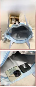 Détail de l'intérieur grande capacité avec poche zippée et compartiments pour sac en toile