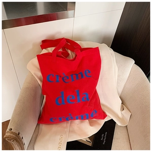 Détail du grand cabas en toile rouge avec impression de typographie française bleue