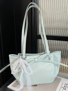 Sac à épaule vert menthe style français avec nœud et breloque perle sur fond de verre