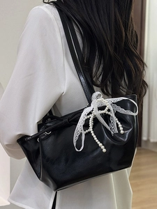Sac sous le bras noir brillant de style français avec nœud en dentelle et chaîne de perles