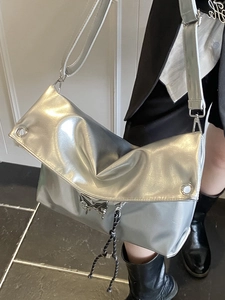 Sac cabas en cuir argenté métallisé avec boucle papillon et détails de corde tressée