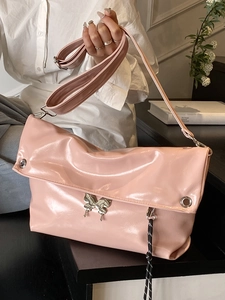 Sac fourre-tout rose brillant en similicuir avec détail papillon argenté et bandoulière