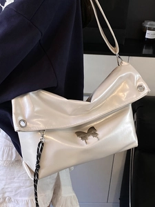 Sac fourre-tout minimaliste en cuir blanc perle avec boucle papillon argentée et corde