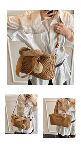 Détail du sac panier en paille tressée avec bandoulière en cuir et charm marguerite