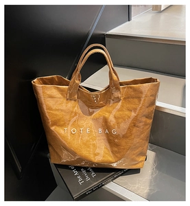 Detail der Vintage Tyvek-Tragetasche mit Glanzfinish und weißem TOTE BAG-Schriftzug