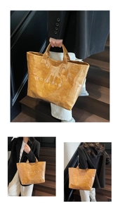 Detailaufnahme der braunen Tyvek-Tasche mit wasserdichter Textur und weißem Logo