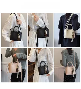 Différents styles de sacs seaux unis avec charms en chocolat portés par un mannequin