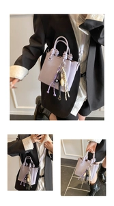 Détails du sac seau lilas avec poignée à nœud et breloques de boule de bowling