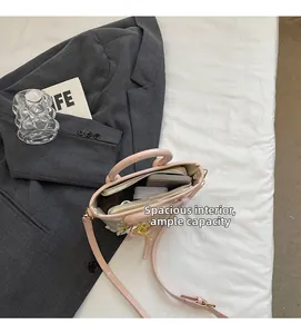 Vue macro d'un sac seau rose avec un intérieur spacieux et des détails en métal