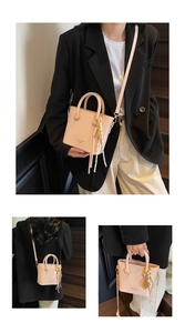 Vues détaillées du sac seau rose crème montrant le transport à la main et en bandoulière