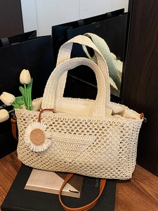 Sac cabas en paille crème avec breloque marguerite et bandoulière marron