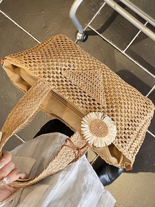 Sac fourre-tout en paille tissée kaki avec marguerite et fermeture éclair pour les vacances