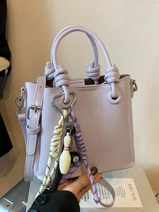 Sac seau lilas minimaliste avec poignées nouées et breloques tendance pour femme