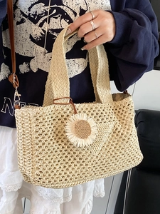 Sac cabas en paille ajourée avec charm tournesol et bandoulière en cuir pour les vacances