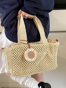 Sac cabas en paille fait main avec breloque tournesol et motif ajouré pour la plage d'été
