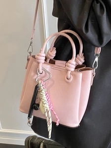 Sac seau en cuir PU rose avec poignée nouée et breloque en corde tressée porté à l'épaule