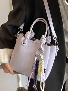 Sac seau minimaliste lilas avec poignée nouée et bandoulière tressée pour femmes