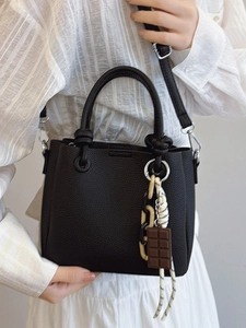 Sac seau en cuir noir litchi avec pendentif chocolat et chaîne en résine chic