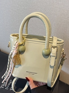 Sac seau chic vert clair avec détails en perles et accessoire raquette de tennis