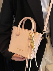 Sac seau en cuir verni rose avec poignées et pompon pour femmes élégantes et modernes