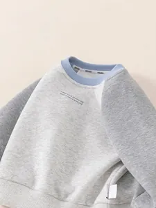 Sudadera raglán para niños de forro polar gris jaspeado con puños azules acanalados