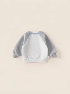 Sudadera infantil forrada de vellón con mangas raglán grises y cuello redondo azul