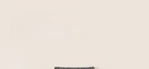 Détail d'un pantalon gris pour enfant à pois sombres avec taille élastique