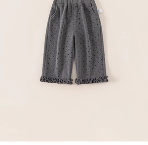 Détail du pantalon gris pour filles à motif cœur avec taille élastique et ourlet à volants
