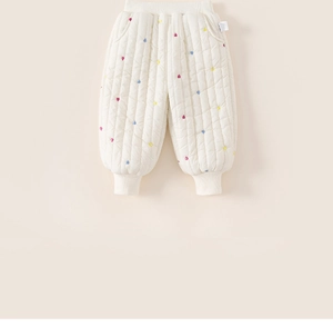 Vue détaillée du pantalon thermique matelassé pour bambins avec motifs de cœurs
