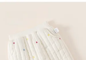 Détail du pantalon matelassé pour tout-petits avec motifs cœurs et taille côtelée