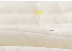 Gros plan du tissu matelassé blanc avec coutures horizontales pour pantalon de fille