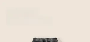 Détail du pantalon rayé pour enfants avec taille élastique et tissu en coton doux tricoté